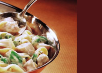 A pan full of fettuccine alfredo pasta and chicken