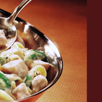 A pan full of fettuccine alfredo pasta and chicken